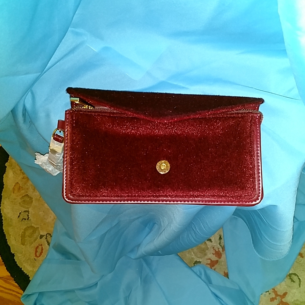 🎀NWOT Mark. Plush with gold hardware burgundy wristlet